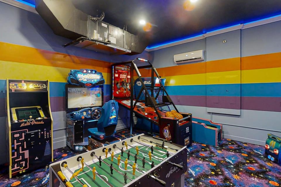 Sun-Filled 7 Bdrm Haven with Sports Themed Game Room at Reunion House in Four Corners