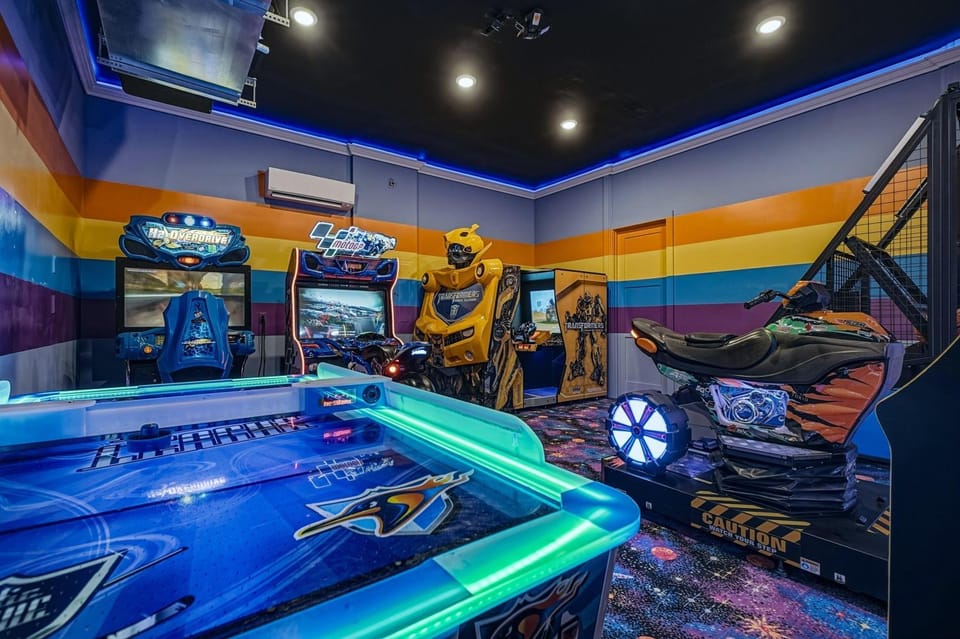 Sun-Filled 7 Bdrm Haven with Sports Themed Game Room at Reunion House in Osceola County