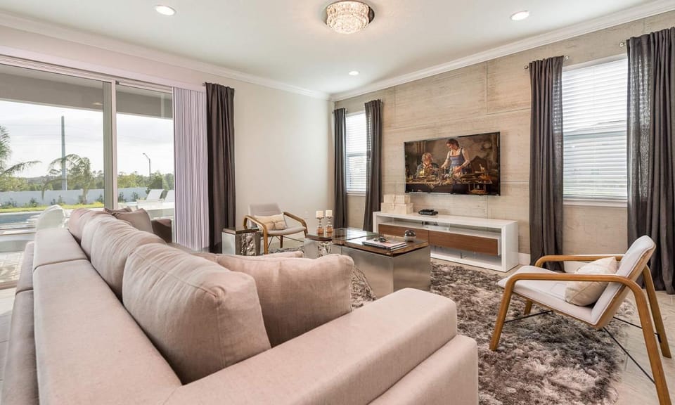 Stylish 5 Bdrm Abode with Private Pool and Spa in Encore House in Four Corners