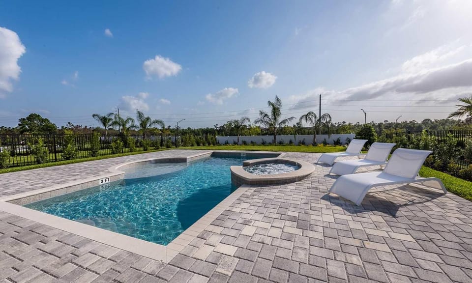 Stylish 5 Bdrm Abode with Private Pool and Spa in Encore House in Four Corners