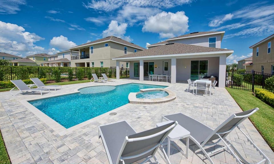 Spacious 8 Bdrm Retreat with Large Private Patio in Encore House in Osceola County