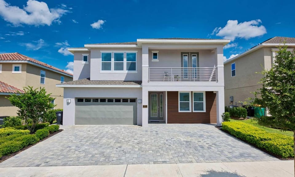 Spacious 8 Bdrm Retreat with Large Private Patio in Encore House in Osceola County
