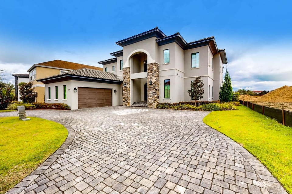 Upscale 8 Bdrm Villa with Home Theater at Reunion House in Four Corners