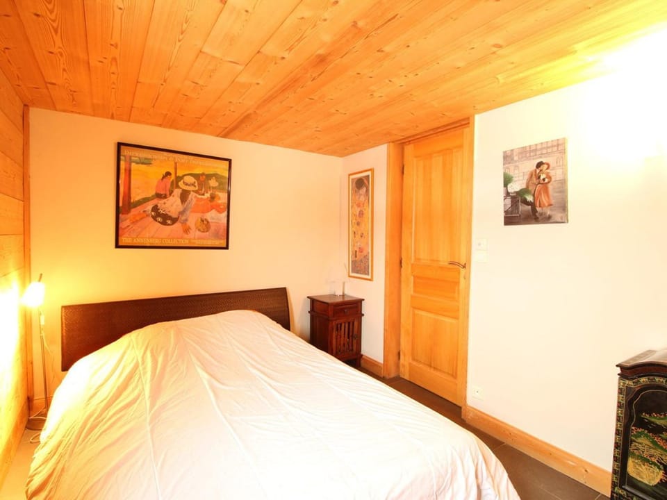Chalet 8 pers, 3 ch + mezzanine, au pied des pistes, WIFI, PARKING - FR-1-572-33 Chalet in Arâches-la-Frasse