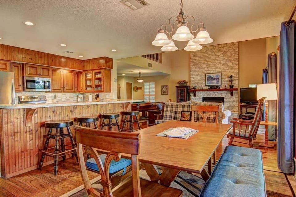 CL 1055 Blue Diamond Retreat House in Canyon Lake