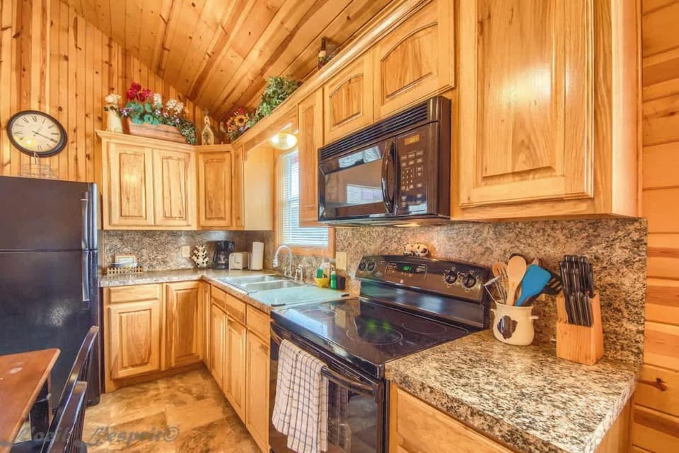 RR 9122WC Wine Cup Cabin Cabin in Canyon Lake