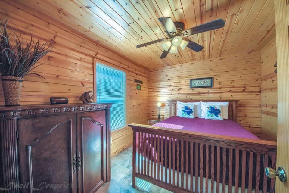 RR 9122WC Wine Cup Cabin Cabin in Canyon Lake