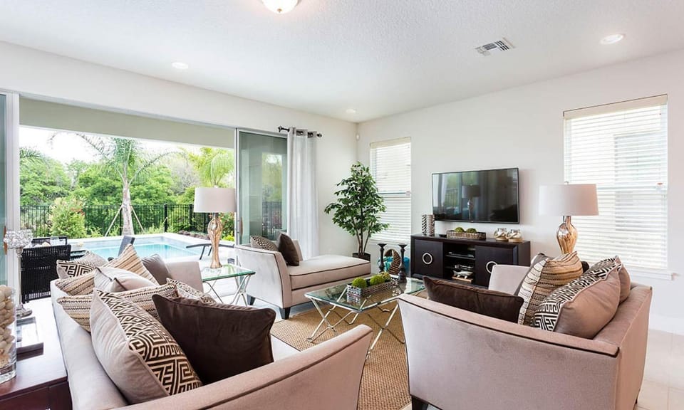 Modern 5 Bdrm Villa with Private Pool and Spa at Reunion House in Four Corners