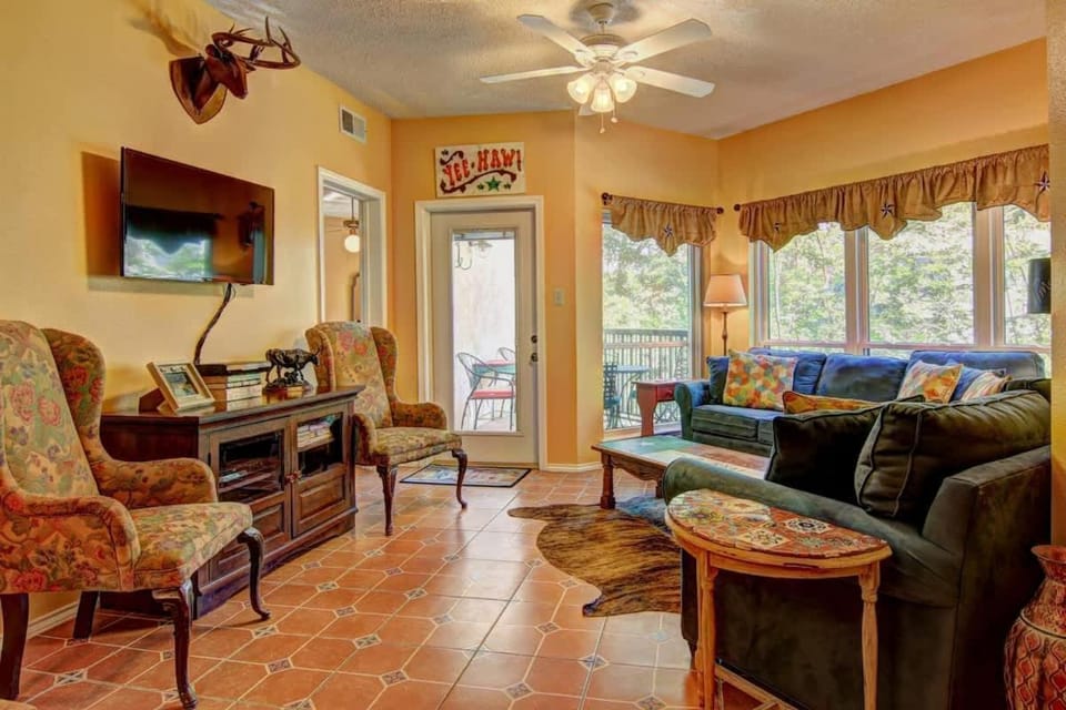 IC 110 Comal Corral House in New Braunfels