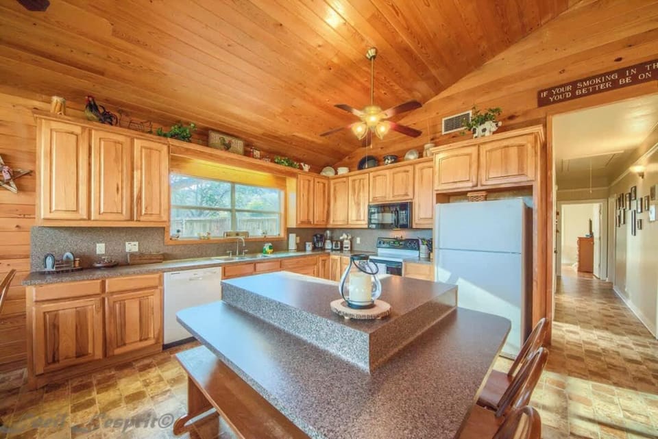 RR 9084WW Wagon Wheel House in Canyon Lake