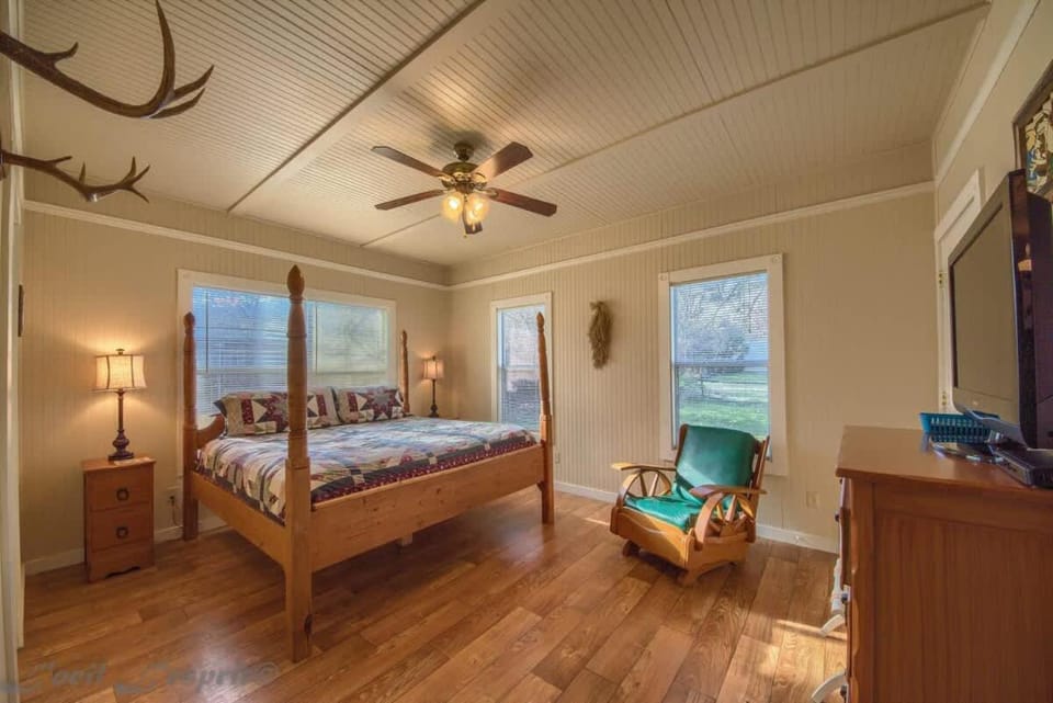 RR 9084WW Wagon Wheel House in Canyon Lake