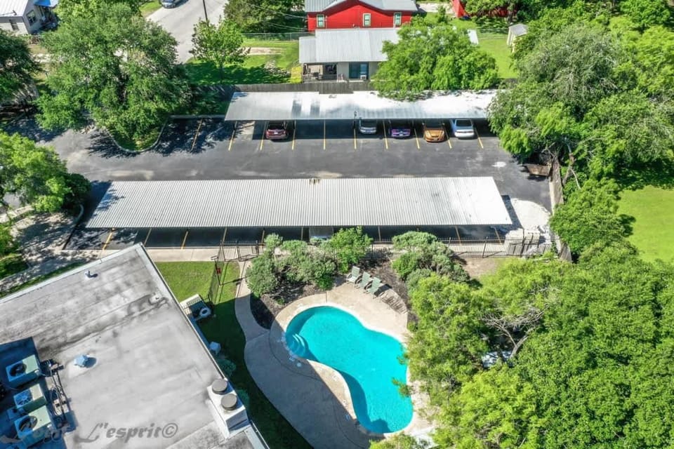SS B11 Seele Street River Retreat House in New Braunfels