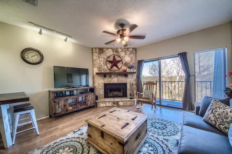 SS B11 Seele Street River Retreat House in New Braunfels