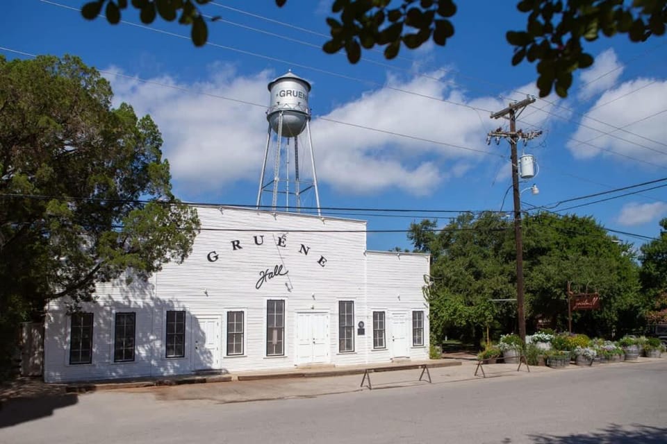 VG 106 Parker River Haus House in Gruene