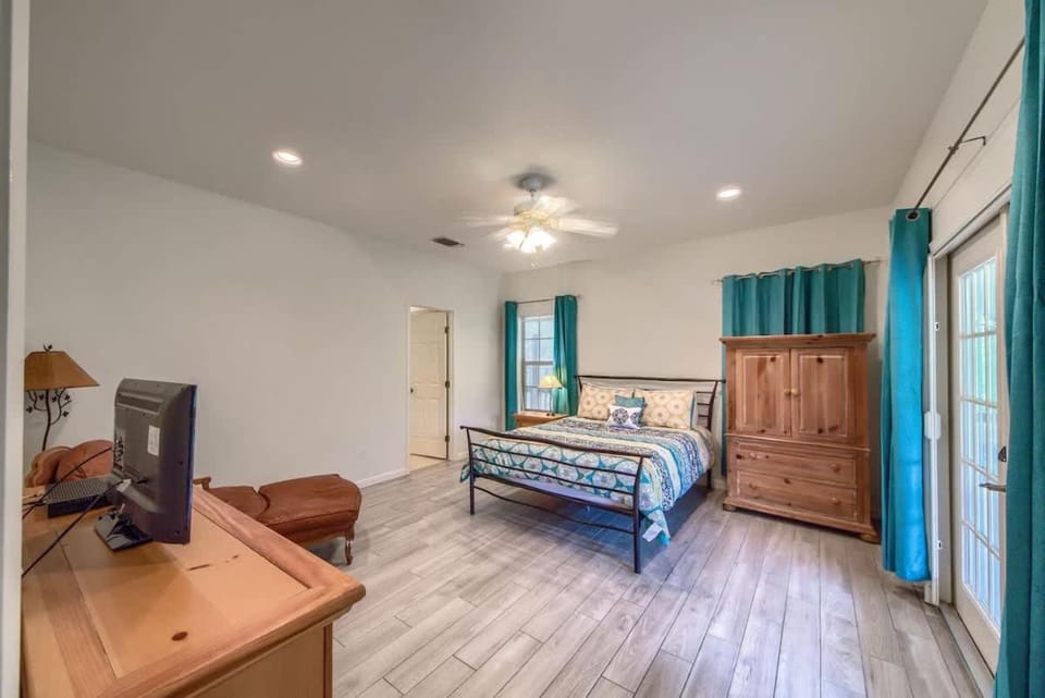 RR 9740 Guadalupe River Rock Retreat House in Canyon Lake