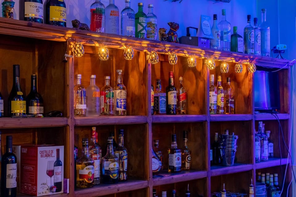 Nightclub / DJ, Nightclub / DJ, Lounge or bar, Lounge or bar, Food and drinks, Drinks