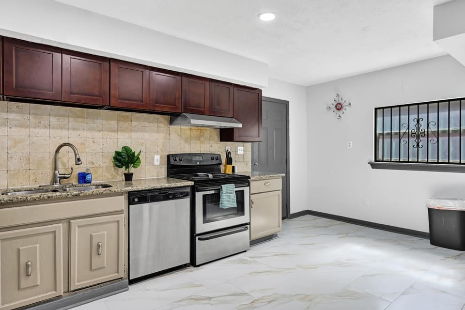 6 Bedroom house 15 minutes from iah airport. House in Harris County