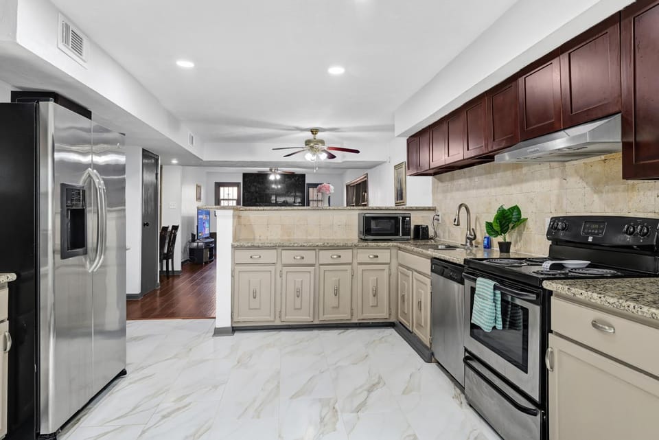 6 Bedroom house 15 minutes from iah airport. House in Harris County