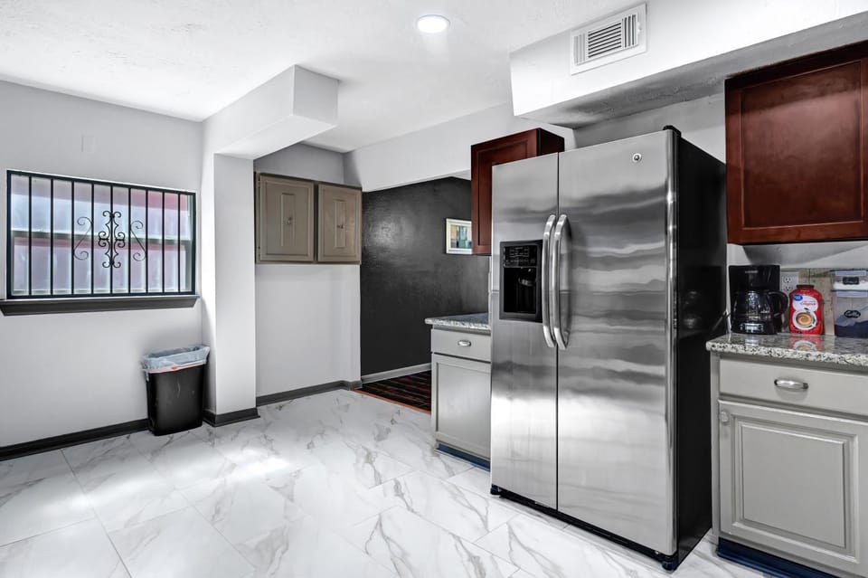 6 Bedroom house 15 minutes from iah airport. House in Harris County