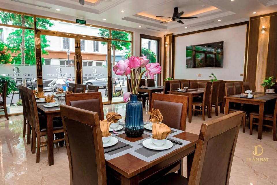 Restaurant/places to eat, Lounge or bar, Meals