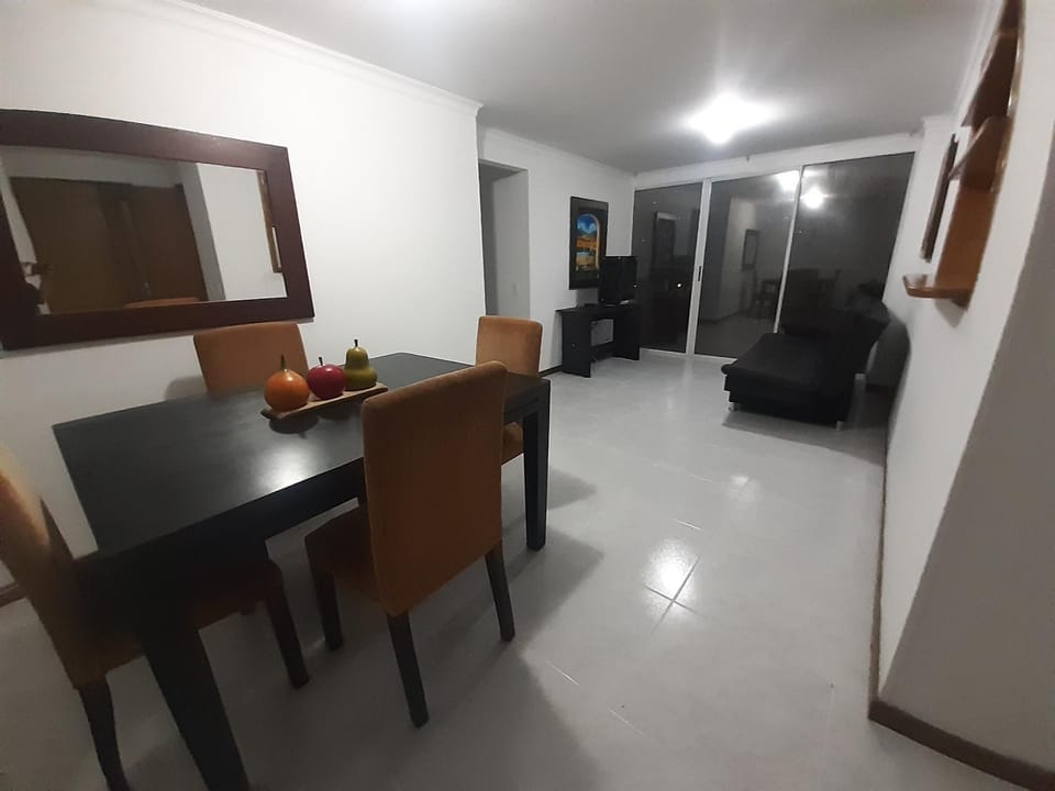 Restaurant/places to eat, TV and multimedia, Living room, Seating area, Dining area