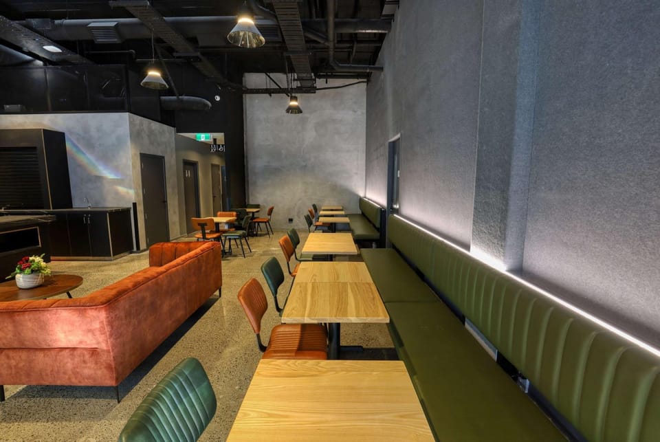 Restaurant/places to eat, Restaurant/places to eat, Lounge or bar