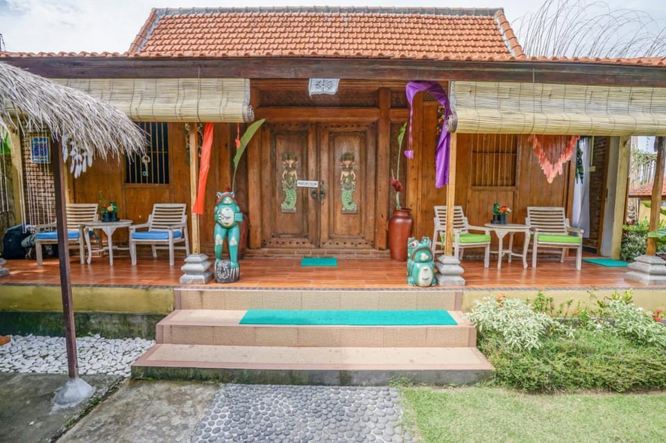 Facade/entrance, View (from property/room)