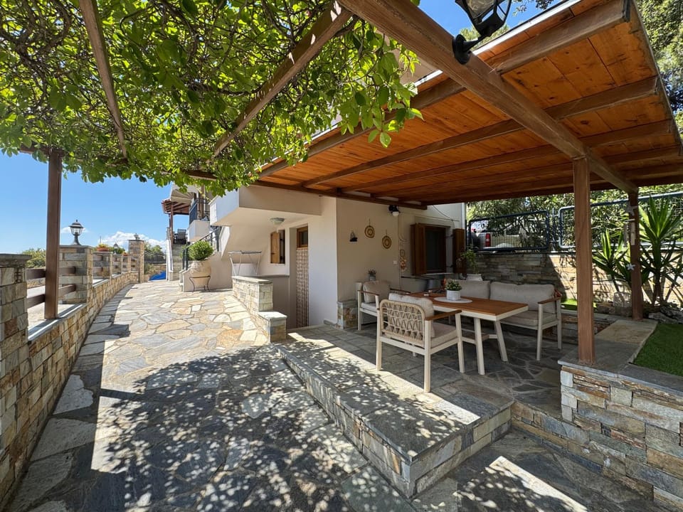 Property building, Patio, Balcony/Terrace