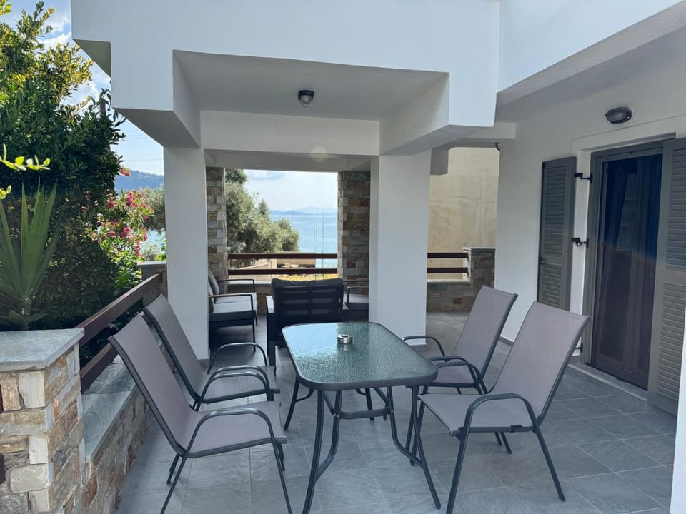 Patio, Living room, Seating area, Dining area