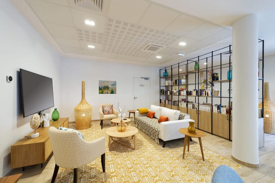 Communal lounge/ TV room
