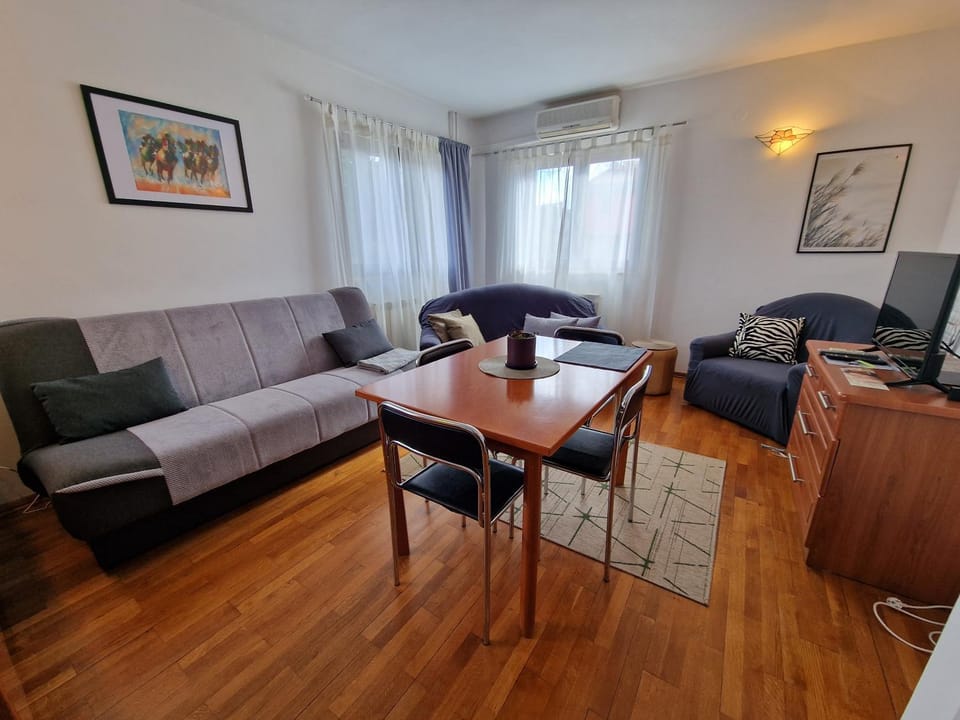 TV and multimedia, Living room, Seating area, Dining area