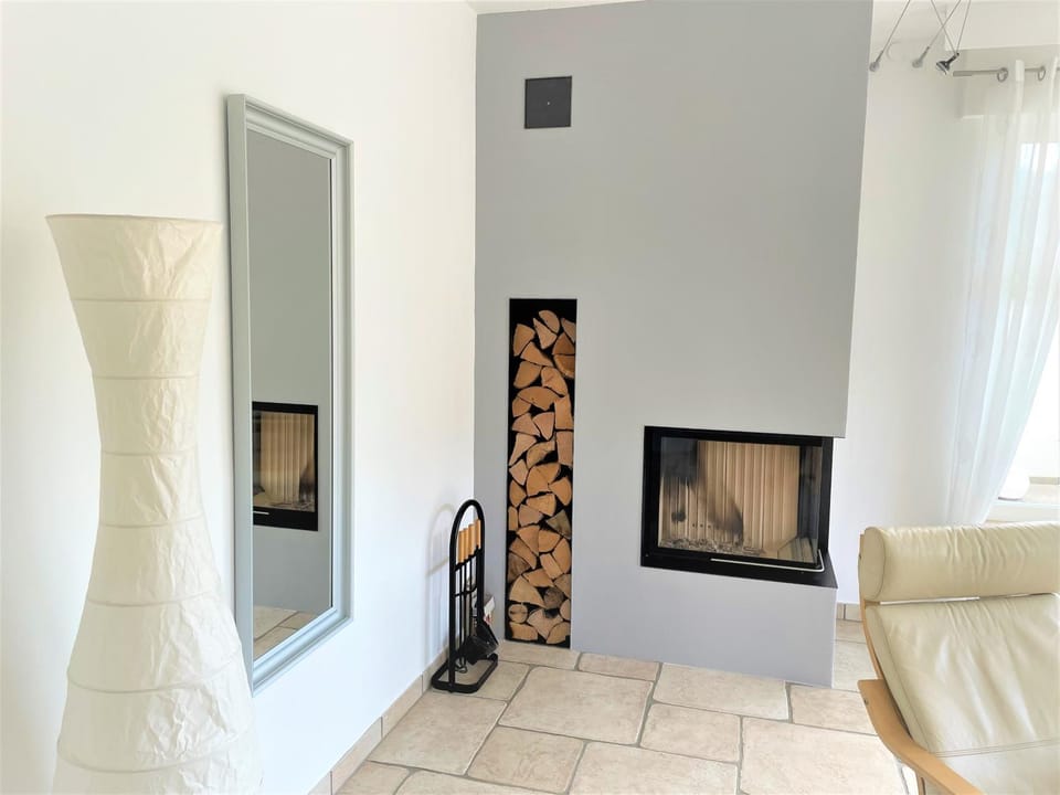Photo of the whole room, Decorative detail