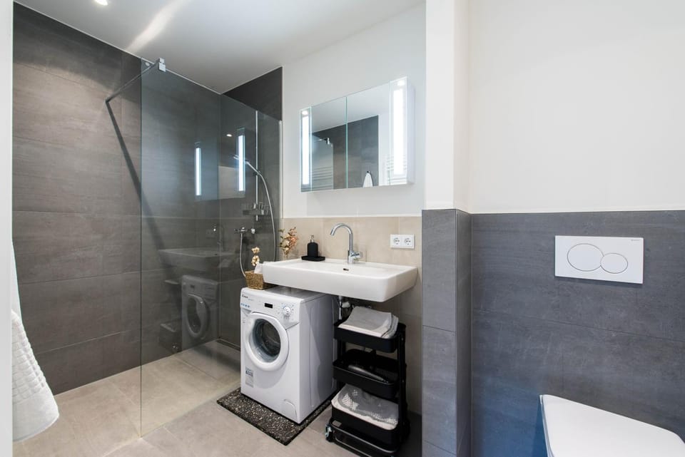 Shower, Toilet, Bathroom, washing machine