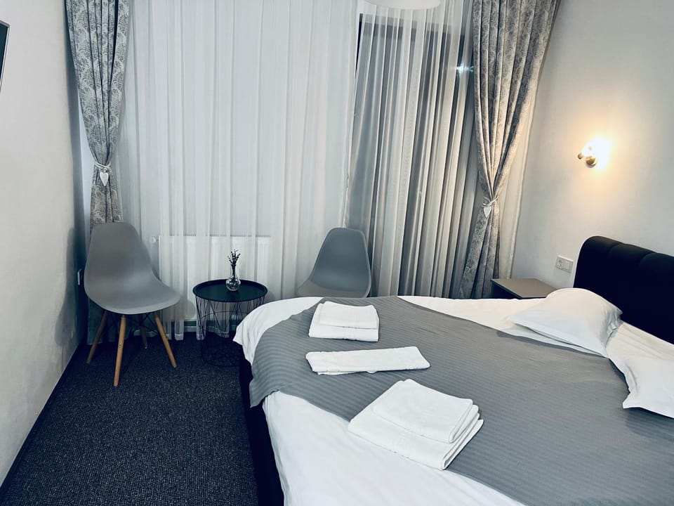Bedroom, towels