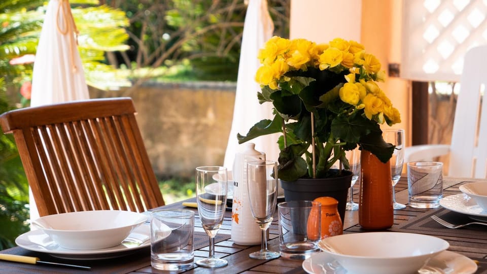 Patio, Day, Dining area