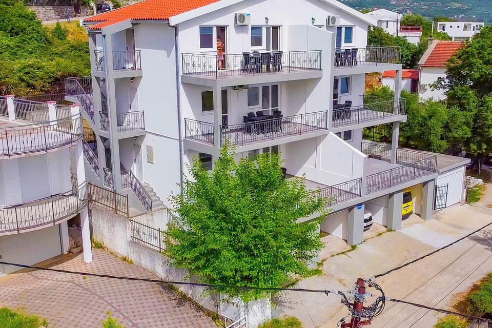 Property building, Facade/entrance, Balcony/Terrace