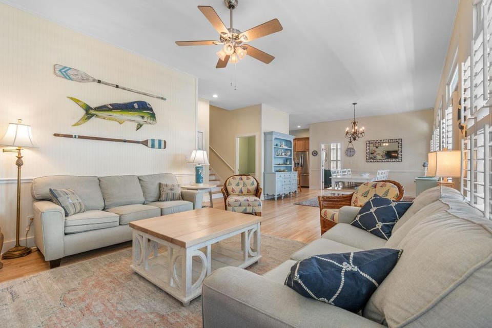 A 4 Bedroom House in Gated Litchfield By the Sea House in South Carolina
