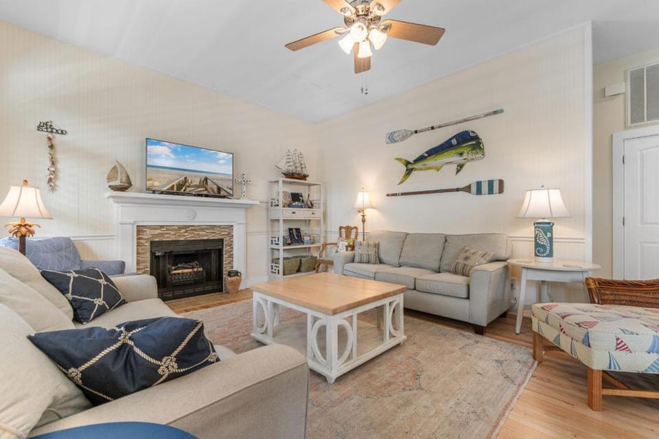 A 4 Bedroom House in Gated Litchfield By the Sea House in South Carolina