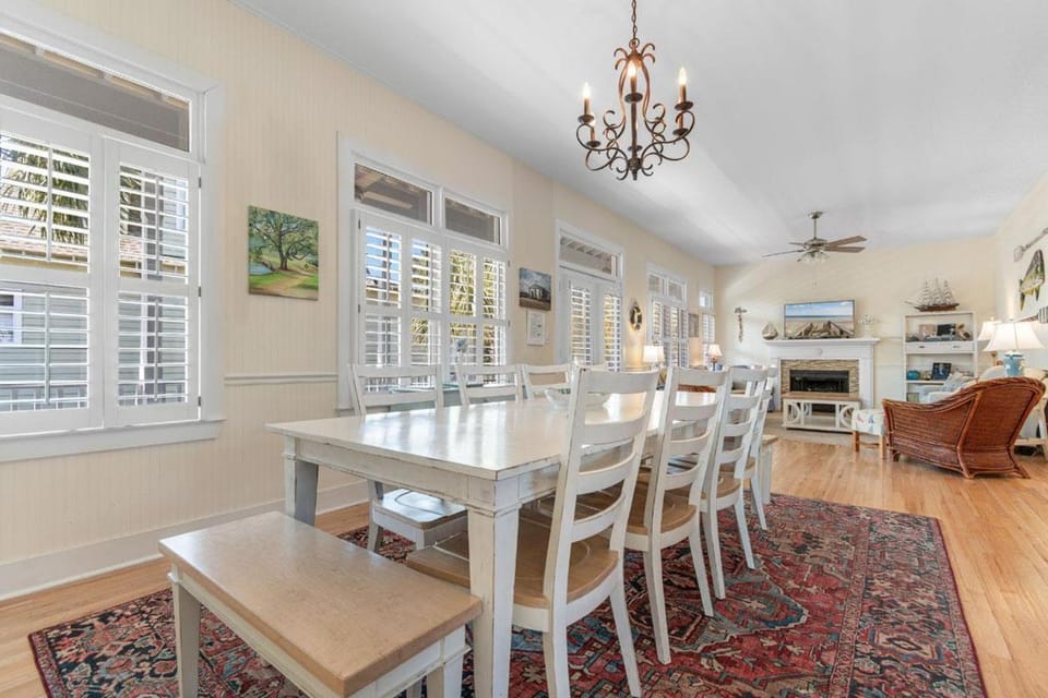 A 4 Bedroom House in Gated Litchfield By the Sea House in South Carolina
