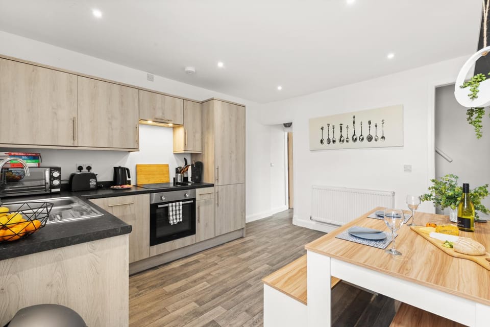 Kitchen or kitchenette, Dining area