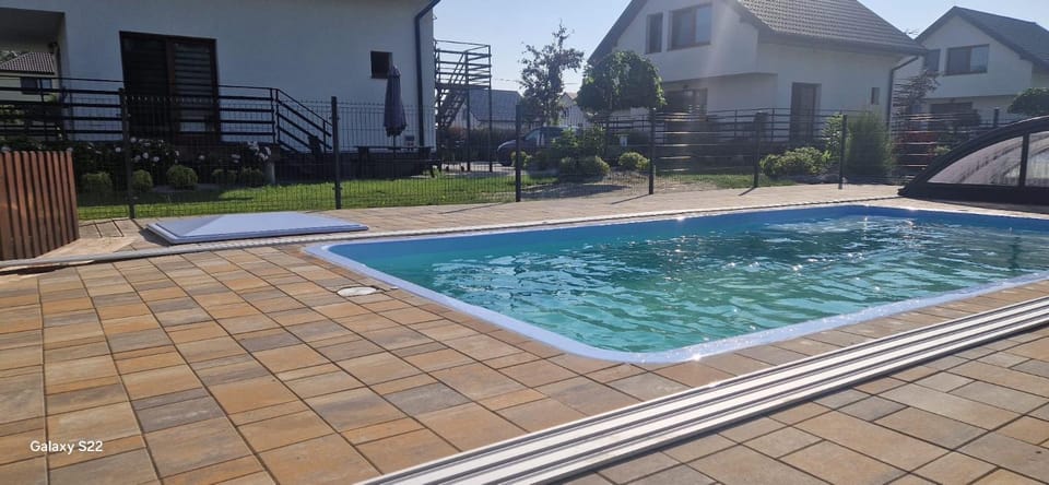Property building, Day, Pool view, Swimming pool, sunbed