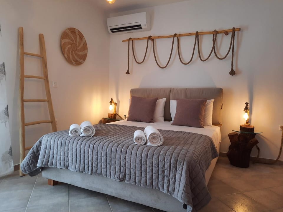 Bed, Bedroom, towels, air conditioner