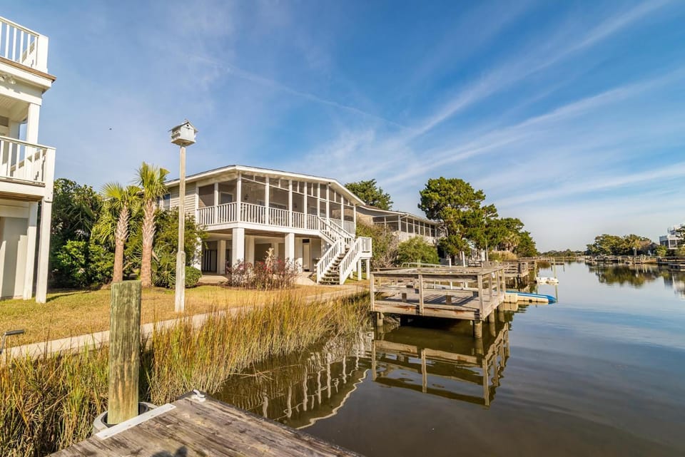 Cozy and Tranquil Creekfront Cottage in Litchfield House in Litchfield Beach
