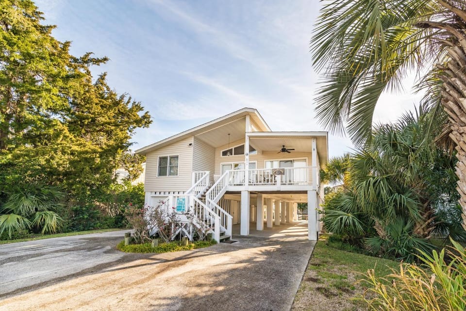 Cozy and Tranquil Creekfront Cottage in Litchfield House in Litchfield Beach