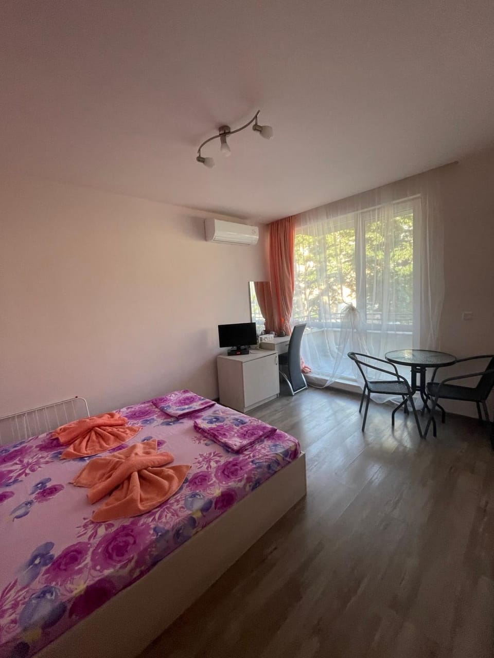 Bed, TV and multimedia, Seating area