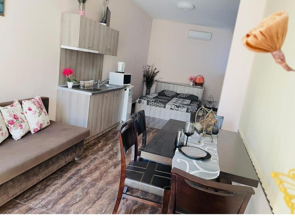 Bed, Kitchen or kitchenette, Seating area, Dining area, air conditioner