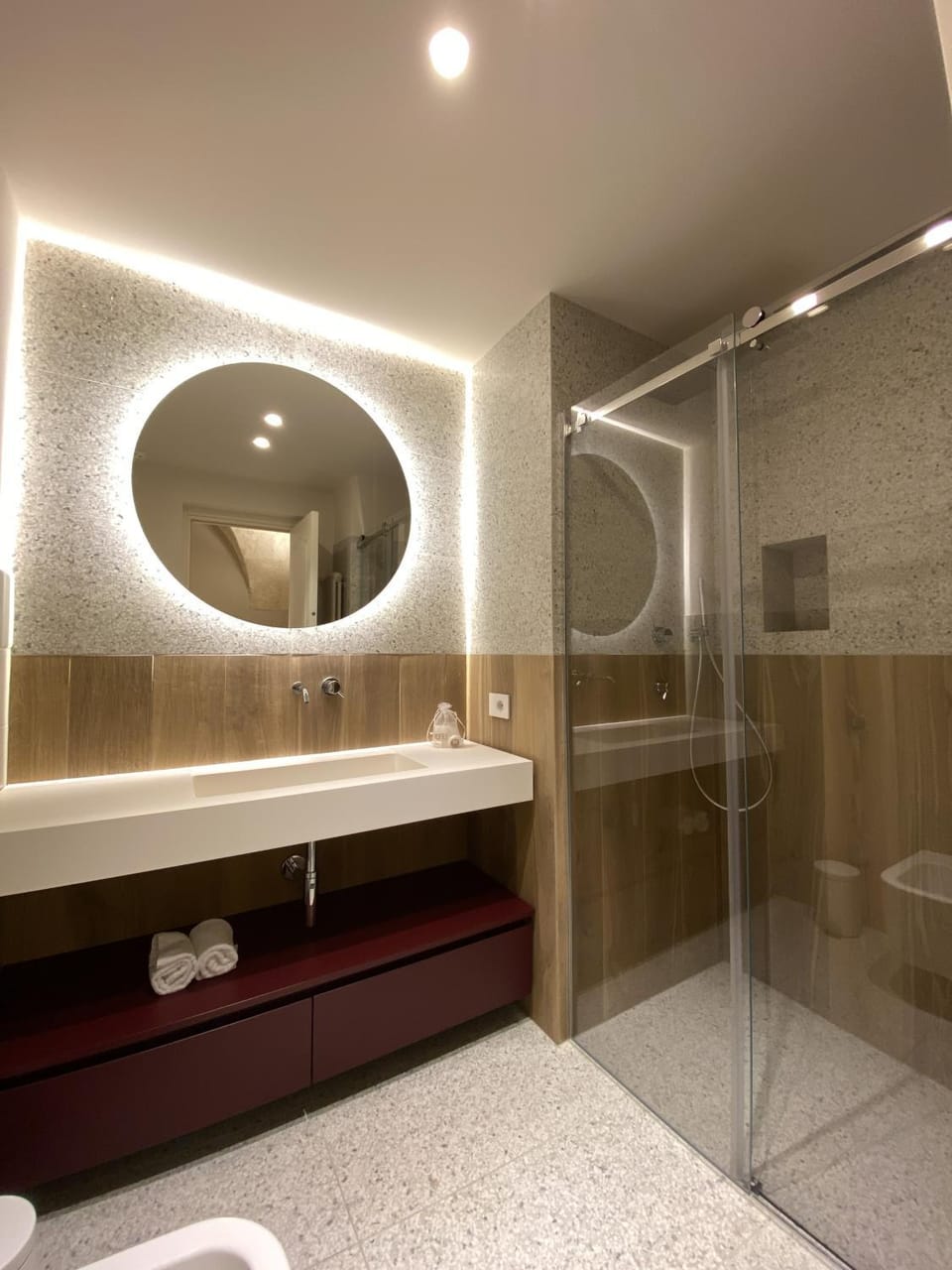 Shower, Decorative detail