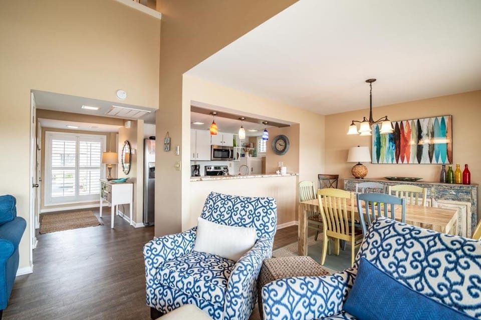 Serene Lakeview Retreat 3BR Villa Beach Access House in South Carolina