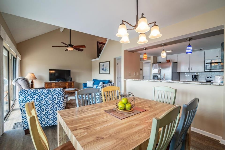 Serene Lakeview Retreat 3BR Villa Beach Access House in South Carolina