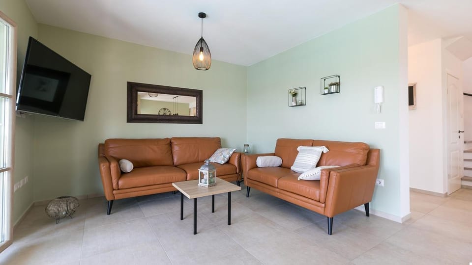 Garden, Living room, Seating area, air conditioner